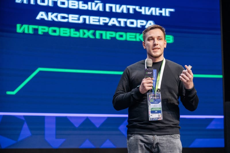 Сергей Любивый выступает с микрофоном на итоговом питчинге акселератора игровых проектов